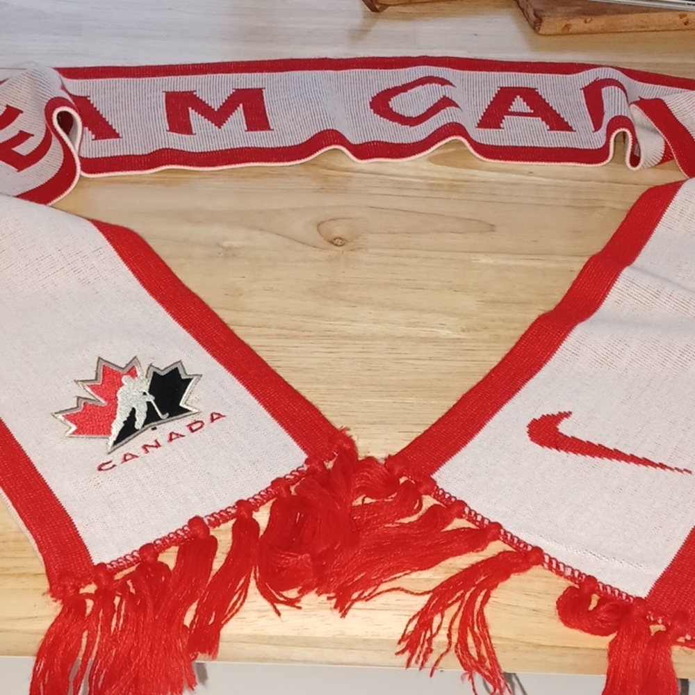 Unused NIKE TEAM CANADA HOCKEY SCARF